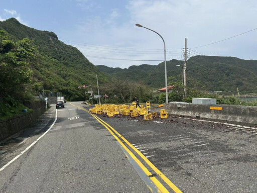股災期間又有「酒災」！台2線驚見全碎畫面