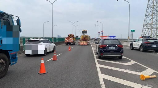 影/台84學甲段砂石車撞拖板車！鋼板猛插駕駛座幸無礙