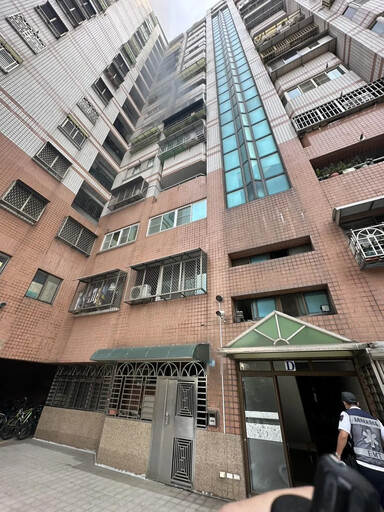 高雄楠梓大樓一大早傳火警！ 勇消衝火場救出一對夫妻