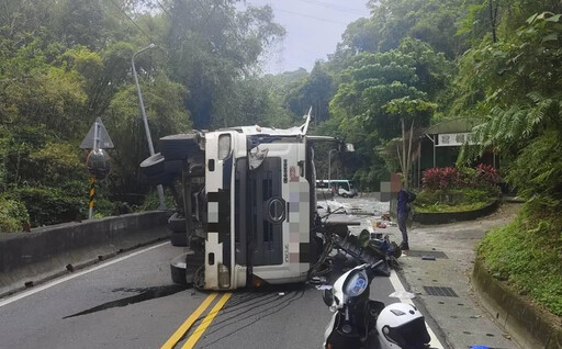 影/新莊大貨車翻覆百片鋼板噴出 駕駛受傷緊急送醫