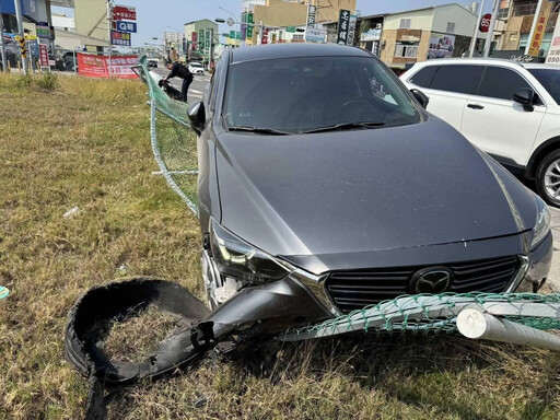 影/疑身體不適！台南女撞機車再衝人行道 冒白煙畫面曝