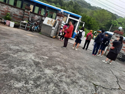 影/通霄大巴對決油罐車！司機眼角掛彩見血 16乘客驚嚇