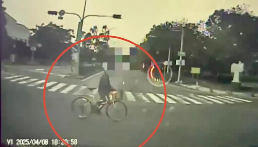 影/單車男逆向闖紅燈 救護車載「命危婦」閃避不及撞上