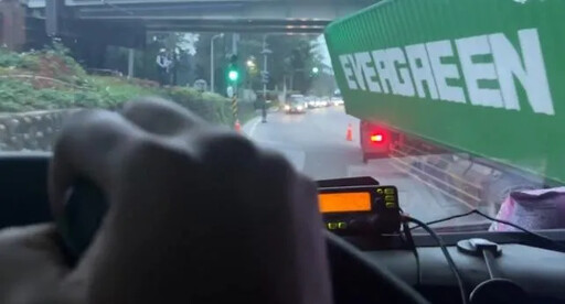 租賃貨櫃車卡高架橋下!新北駕駛疑未注意硬闖