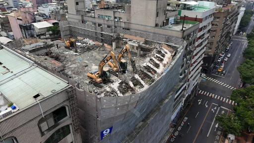 影/台中瞬間暴雨釀災 商旅拆除工程「高樓鷹架傾斜」