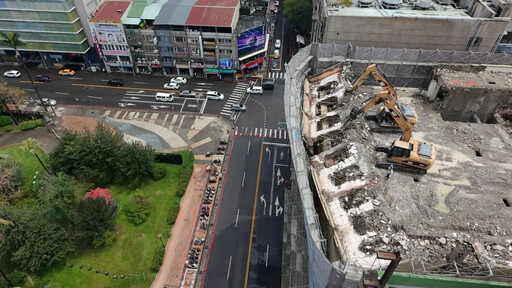 影/台中瞬間暴雨釀災 商旅拆除工程「高樓鷹架傾斜」