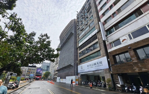 影/台中瞬間暴雨釀災 商旅拆除工程「高樓鷹架傾斜」