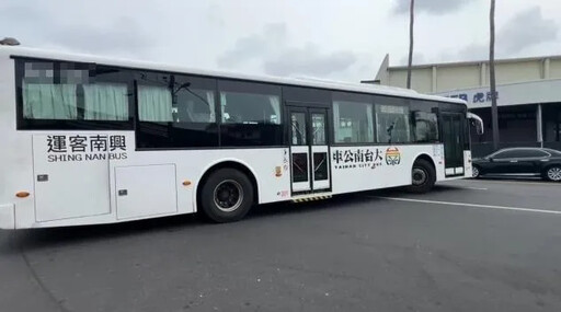 影/公車未停就走動！台南司機飆罵學生10分鐘 公運處說話了