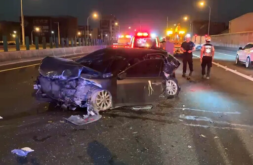 國1驚險追撞翻車事故！ 雙方駕駛送醫無生命危險