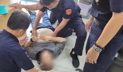 影/嘉義男派出所洽公倒地命危！機智警用AED電擊成功救回