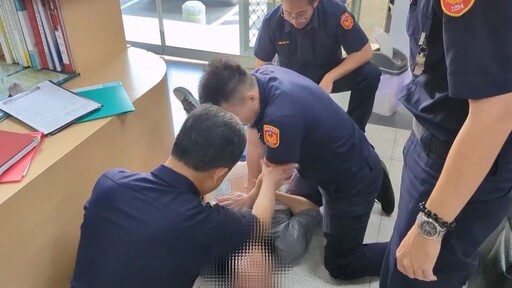 影/嘉義男派出所洽公倒地命危！機智警用AED電擊成功救回