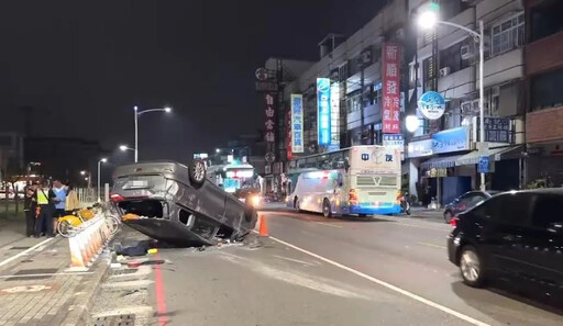 影/起步沒禮讓！高雄廂型車遭撞「四輪朝天」畫面曝