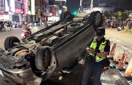 影/起步沒禮讓！高雄廂型車遭撞「四輪朝天」畫面曝