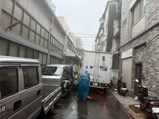 影/三重貨車司機巷內倒車直衝！23歲男遭撞肋骨斷3根