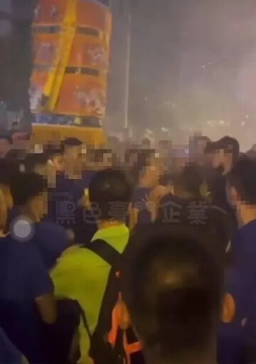 影/直擊！大甲媽回鑾 沙鹿醉男「搶扶娘傘」自己人開打