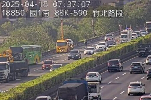 影/國1北向竹北段「遊覽車出事」！跟轎車追撞傷亡不明釀紫爆