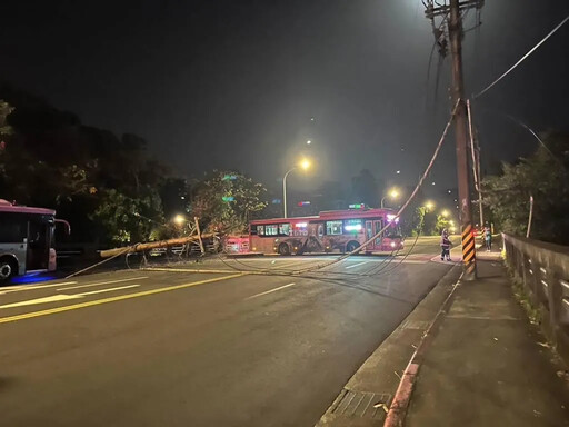 影/北市236路公車「撞斷電桿噴火花」害大停電 1女受傷