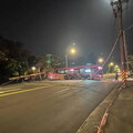 影/北市236路公車「撞斷電桿噴火花」害大停電 1女受傷