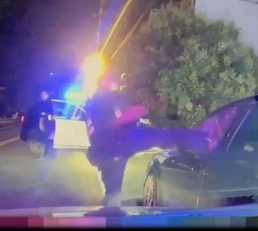 影/手腳並用片！礁溪警抓2拒檢飆車狂男「警棍+重踹」