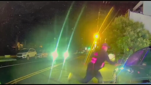 影/手腳並用片！礁溪警抓2拒檢飆車狂男「警棍+重踹」