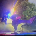 影/手腳並用片！礁溪警抓2拒檢飆車狂男「警棍+重踹」
