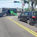 影/驚悚瞬間曝！高雄聯結車路口連環撞 鋼管脫落一路滾
