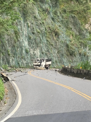 重大意外！宜蘭台7甲線「小貨車遭落石砸中」 1死1重傷