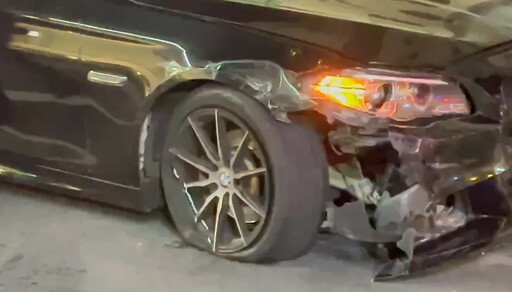 台南百萬轎車「連撞3車」肇逃!機車倒地白煙狂竄 2騎士受傷送醫