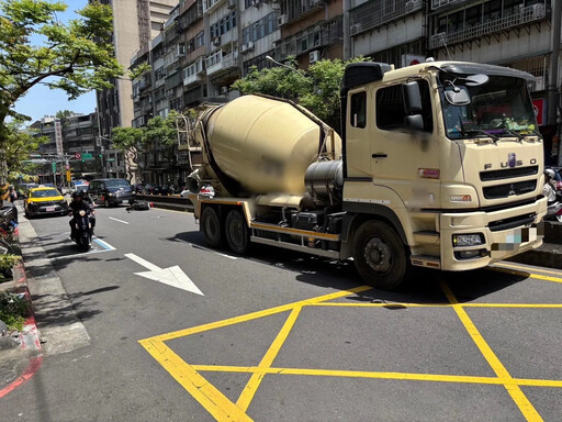 影/奪命瞬間！阿嬤騎士擦撞預拌車遭輾 臟器外露慘死