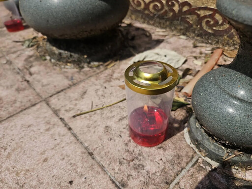 桃園老翁獨自掃墓!祭拜引大火跌倒 手機報案成遺言