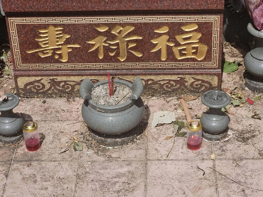 桃園老翁獨自掃墓!祭拜引大火跌倒 手機報案成遺言