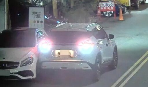 影/離譜！「石膏賊」偷車不會開 倒車撞賓士卡住遭壓制