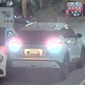 影/離譜！「石膏賊」偷車不會開 倒車撞賓士卡住遭壓制