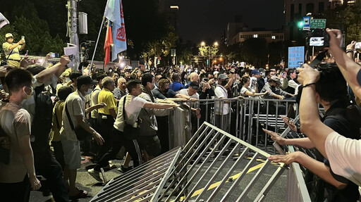 影/蔣萬安VS北市警！ 發表談話完警立刻舉牌