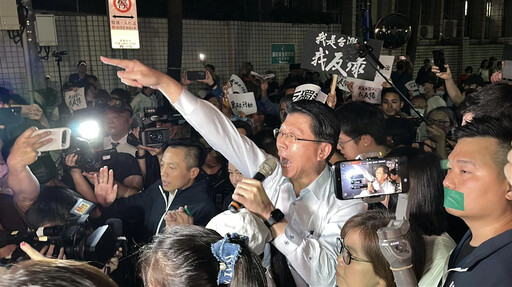 影/警方點名朱立倫3人第一次舉牌「制止」 謝龍介出招反擊