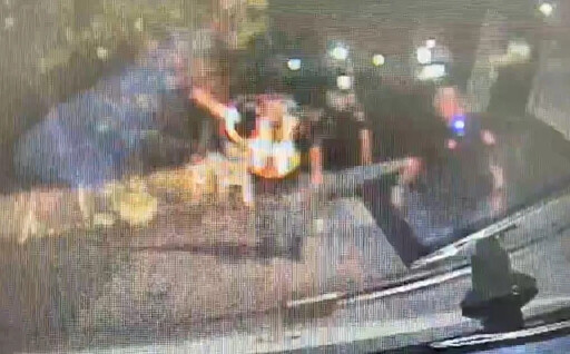 影/苗栗男持雙刀挾持女友還朝警逼近 遭警連開2槍擊斃