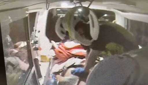 影/苗栗男持雙刀挾持女友還朝警逼近 遭警連開2槍擊斃