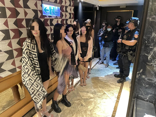 細肩帶刷整排!短裙辣妞「聚酒店」幹私密勾當 被帶走了