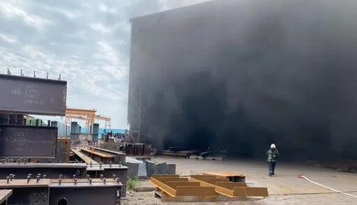 台南新營鐵工廠火警 機具燃燒火勢猛烈黑煙狂竄