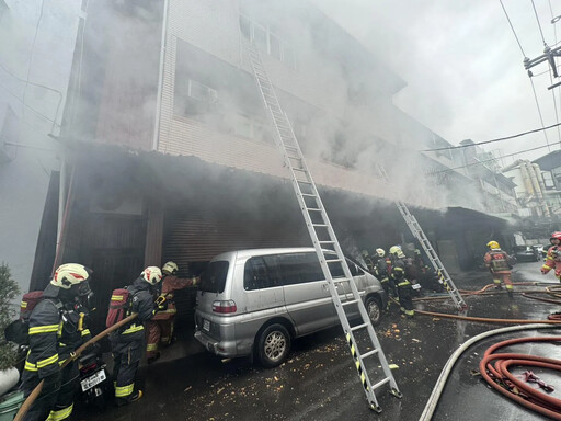 新北樹林「工廠大火」！3層樓建築陷火海 3人被救出