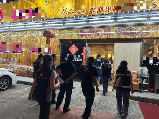 影/疑不爽小姐轉檯轉太兇 屏東小吃部大門遭「倒車猛撞」