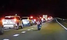 影/「遮牌重機」上國1亂飆48公里、衝撞員警遭移送 罰近20萬