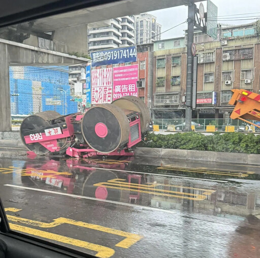 新北曳引車轉彎壓路機翻落 油漬噴灑幸無人傷