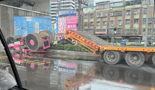 新北曳引車轉彎壓路機翻落 油漬噴灑幸無人傷