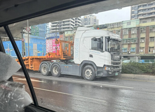 新北曳引車轉彎壓路機翻落 油漬噴灑幸無人傷