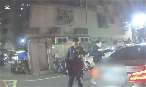 新莊驚險「警匪隔車對峙」直擊！ 防彈盾牌護身