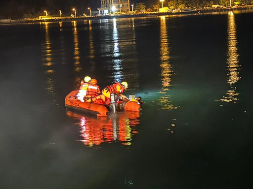 影/深夜將軍漁港「人車落海」 海巡聞聲下水救援