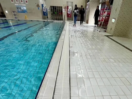 新北驚見男童「運動中心泳池溺水」! 母「接電話」沒發現