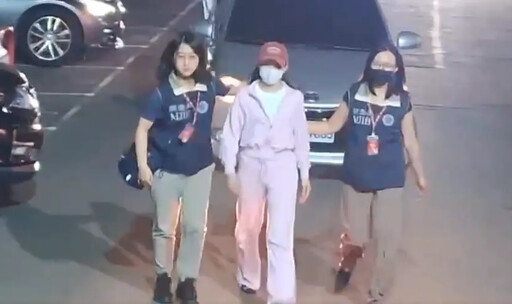 影/直擊!家寧表情木然現身新北檢 家寧媽上樓梯險跌倒