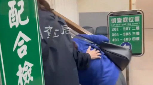 影/直擊!家寧表情木然現身新北檢 家寧媽上樓梯險跌倒